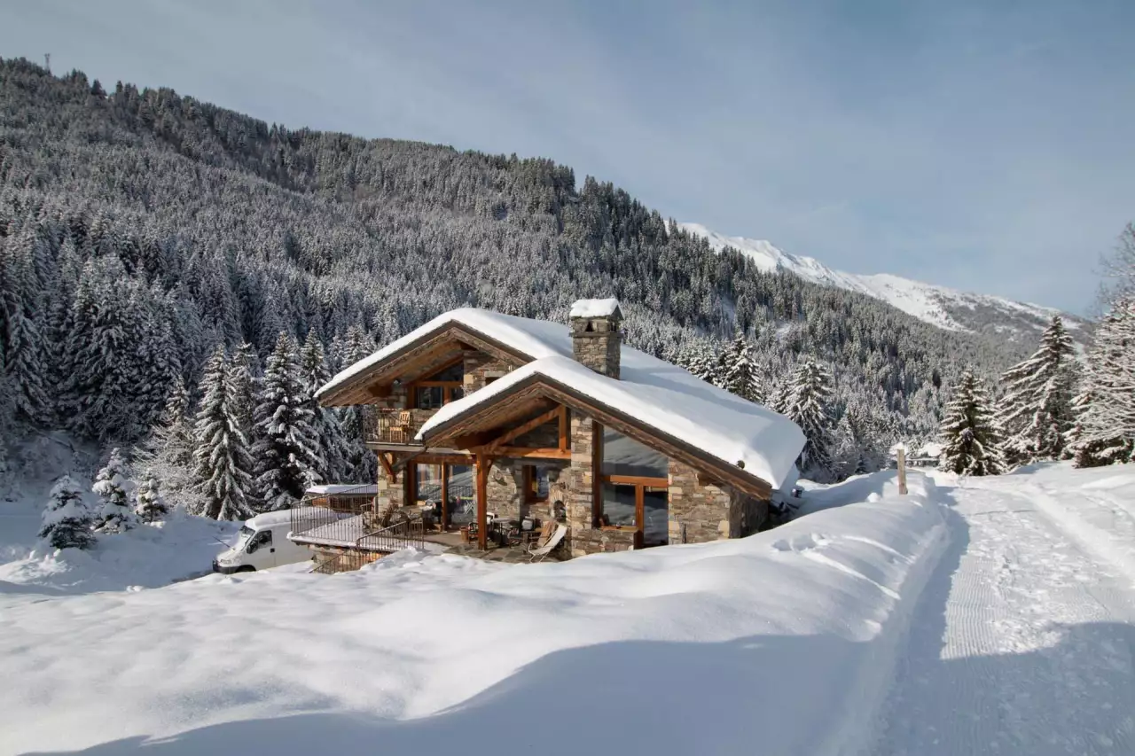 Spacious chalet  Ski in/ski out  Quiet  Enchanting setting  Fire place