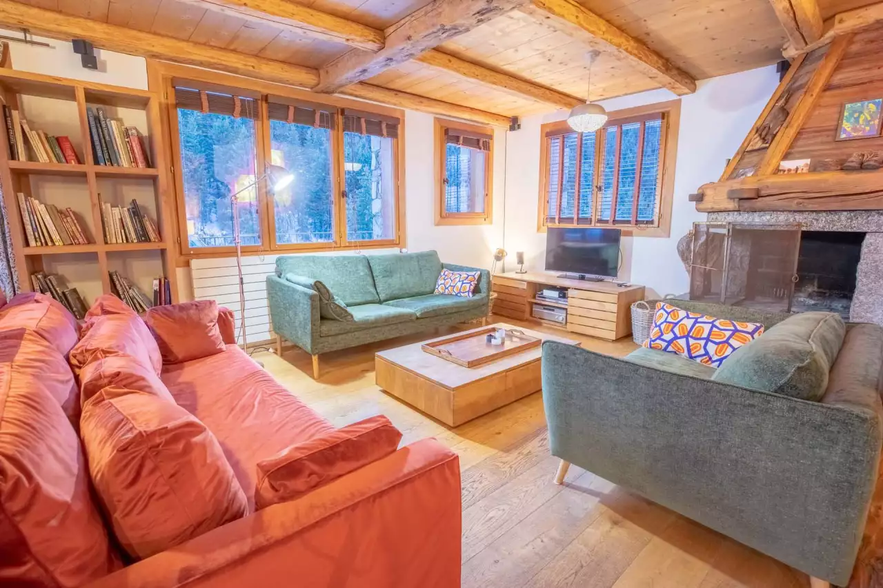 Spacious chalet  Ski in/ski out  Quiet  Enchanting setting  Fire place