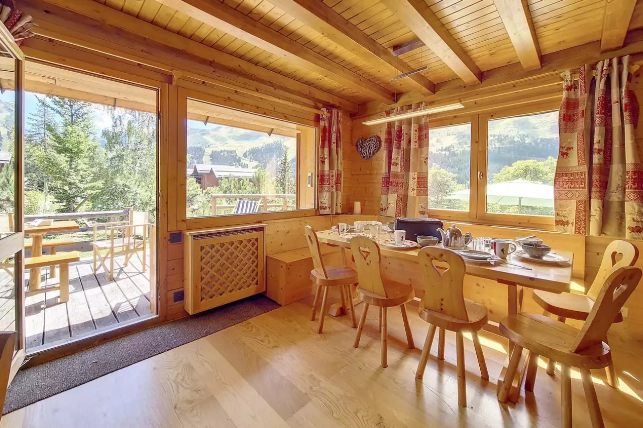 Spacious, traditional & bright chalet  Ski in/Ski out  Moutain view  Fire place