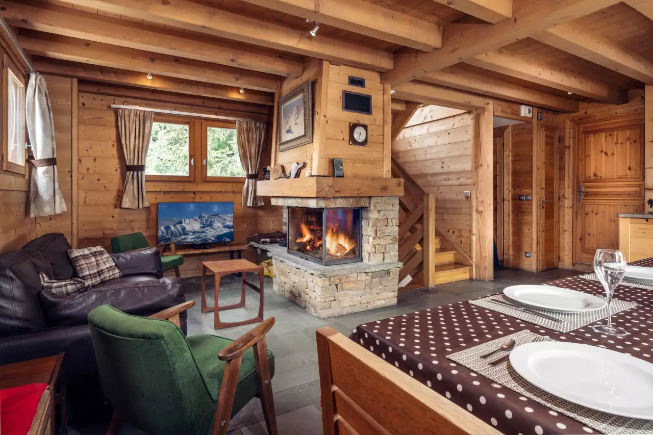 Spacious and cozy chalet  Fireplace  Jacuzzi  Sauna  Close to shops 