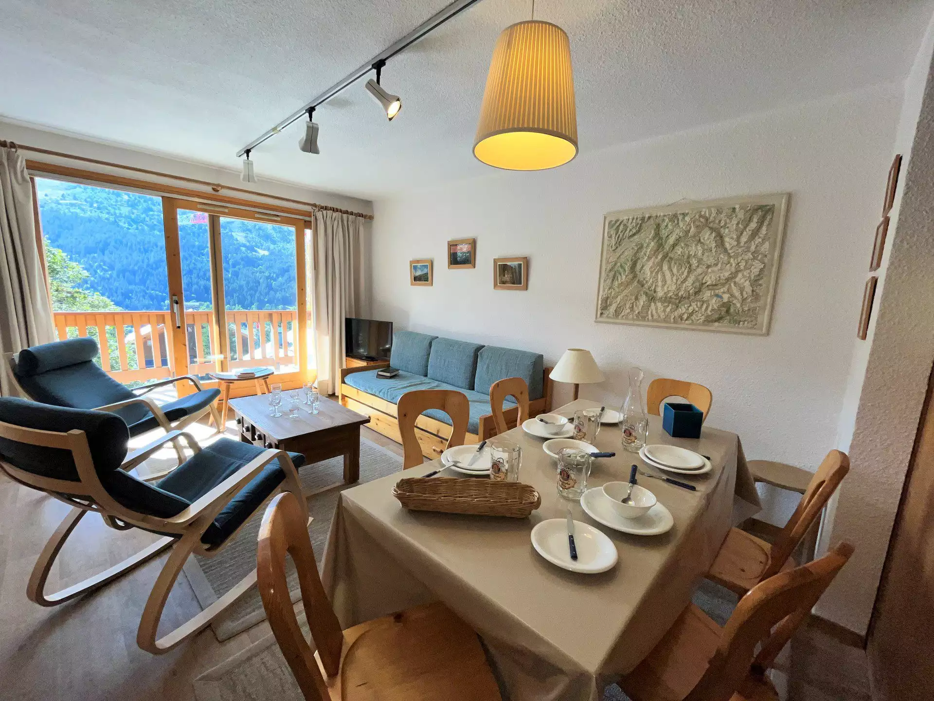 Functional and cosy apartment  Close to the slopes and shops  Mountain view
