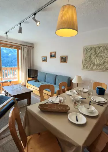 Functional and cosy apartment · Close to the slopes and shops · Mountain view